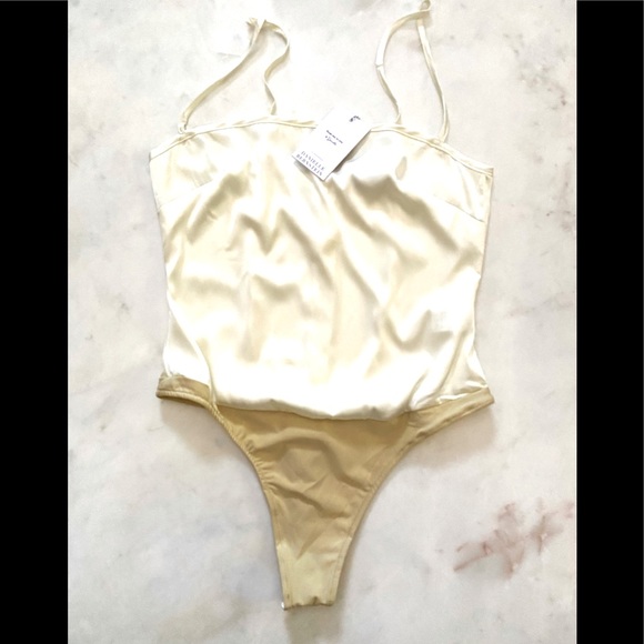 WeWoreWhat
STRETCH CHARMEUSE BODYSUIT
SIZE (8) VANILLA - Picture 2 of 8